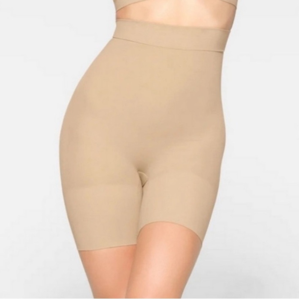 NWOT Skims everyday sculpt HIGH-WAISTED MID THIGH SHORT, power series